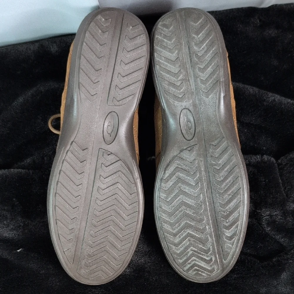 Easy Spirit Brown‎ Shoes with Suede Finish and Lace-Up Design. New. Size 10.